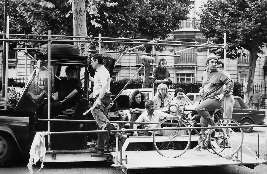 Jean Carmet sur son vélo en Cadillac Travelling, conduite par Bernard Chateau sous le regard d'Yves Robert